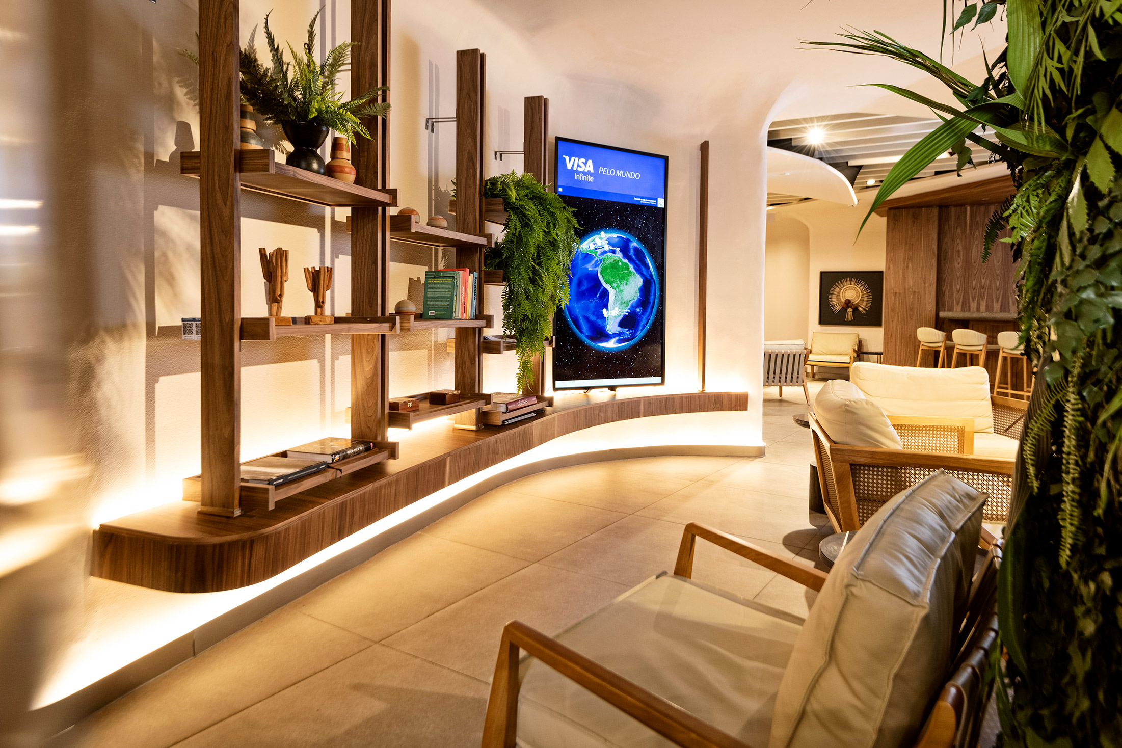 Estante e lounge do Visa Infinite Lounge
