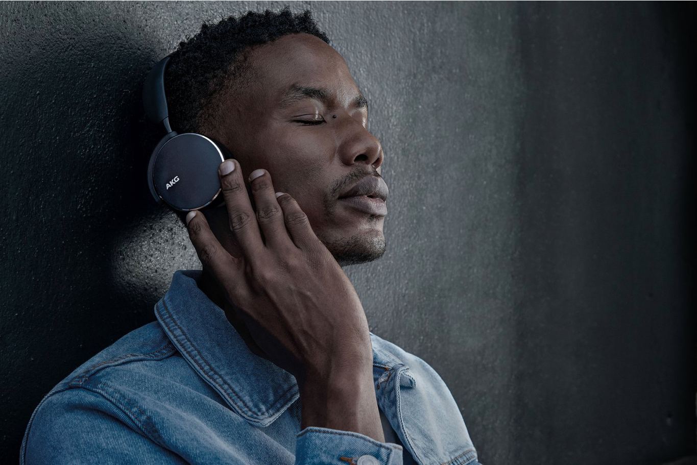 AKG homem